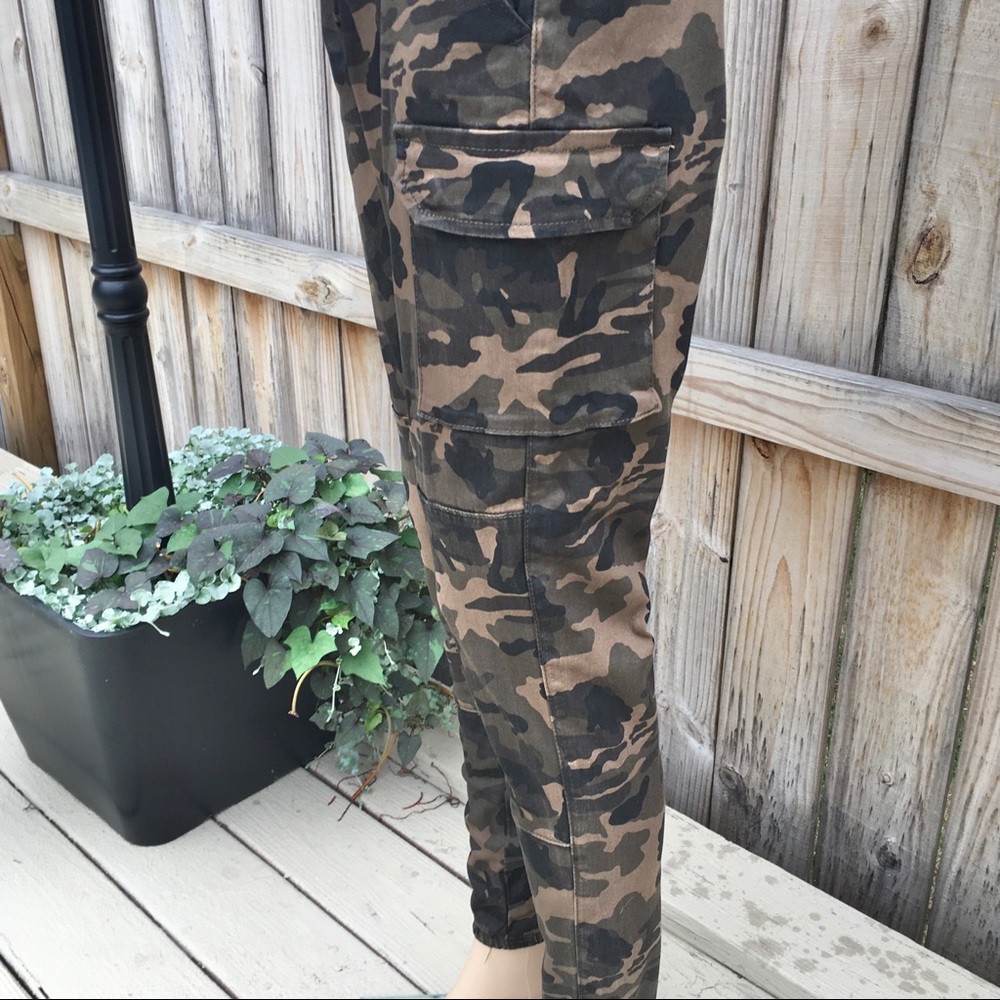 CARGO CAMOUFLAGE JEANS with LEG POCKETS - Picture 7 of 16